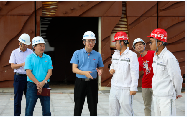 歡迎三沙市市委常委，市長(cháng)鄧忠蒞臨我司承接的三沙廣場(chǎng)項目，三沙文體館項目現場(chǎng)調研并指導